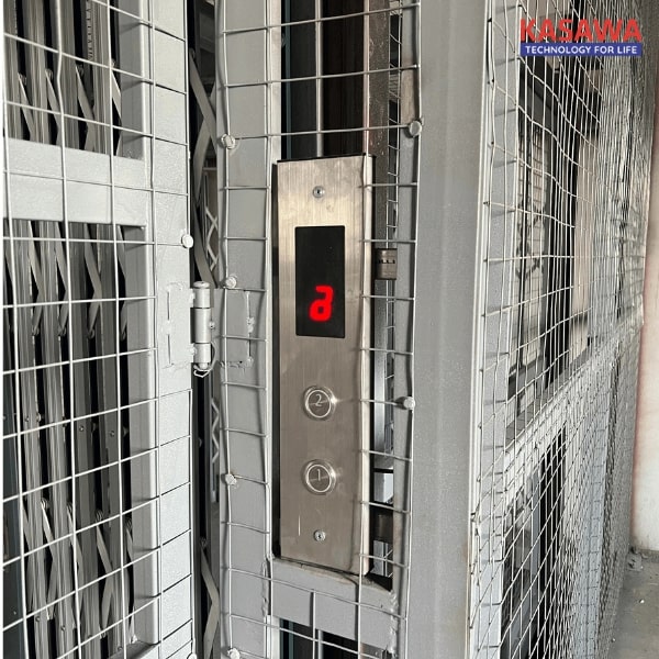 Thang tời tải hàng hiển thị số tầng như thang máy thông thường