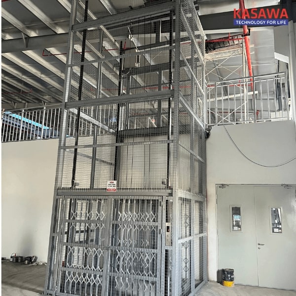 Thang tải hàng 1800kg với 4 điểm dừng