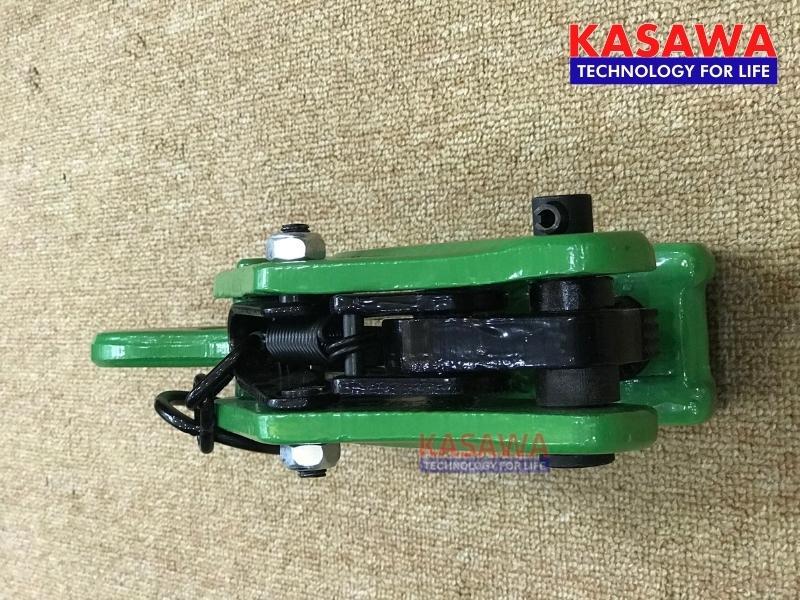 Sử dụng cơ cấu kẹp chặt bằng lò xo với lực đàn hồi lớn để kẹp chặt vật cần nâng