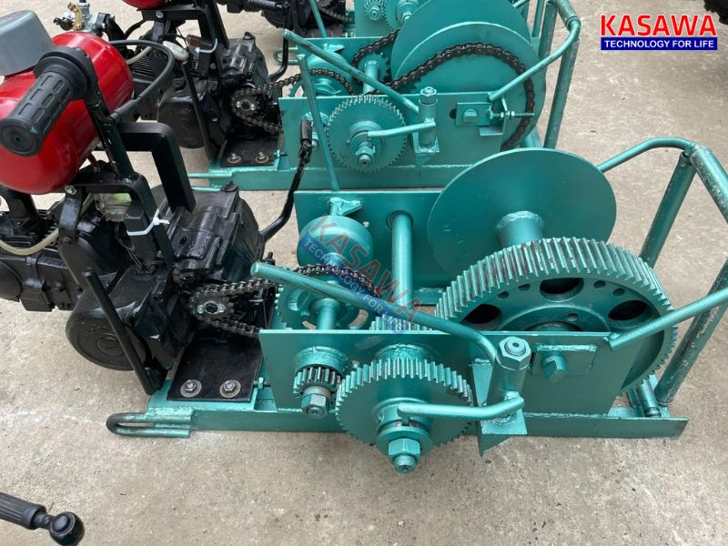 Máy tời gỗ (sử dụng động cơ xăng) là thiết bị chuyên dùng để vận chuyển gỗ
