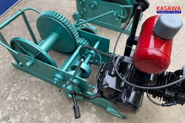 Máy tời gỗ sử dụng động cơ xăng