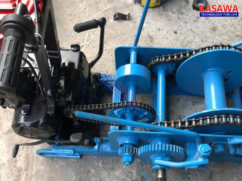 Tời xe máy sử dụng xăng để vận hành máy