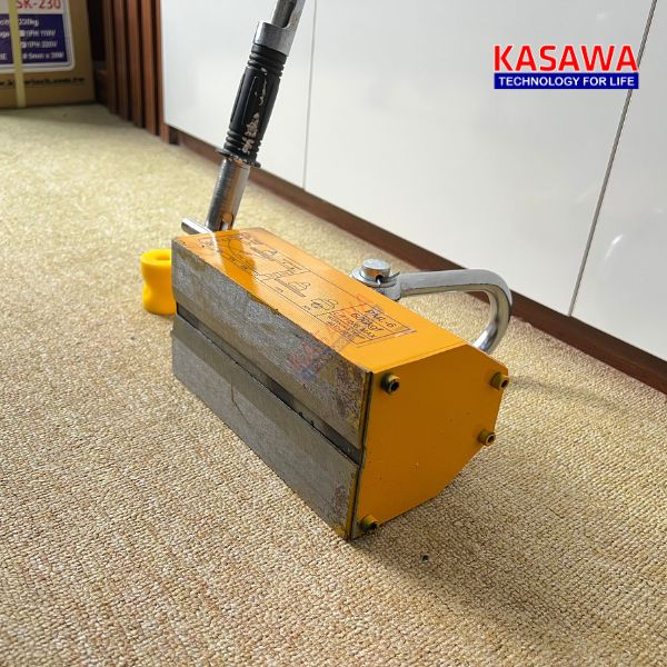 Luôn kiểm tra nam châm tay gạt để đảm bảo rằng nó không bị hỏng hoặc trầy xước