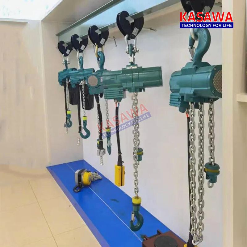 Pa lăng xích khí nén thường được sử dụng trong các nhà máy hóa chất, sơn mạ