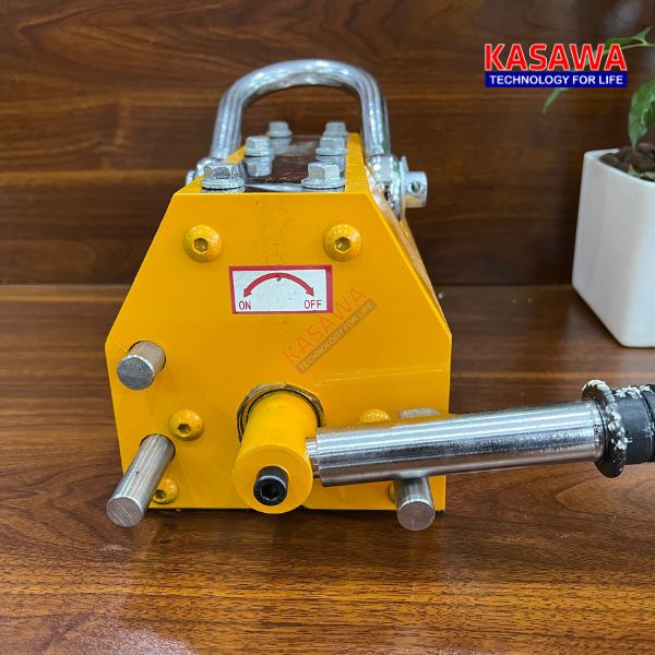 Vỏ bên ngoài được làm bằng thép hợp kim cao cấp, vững chắc