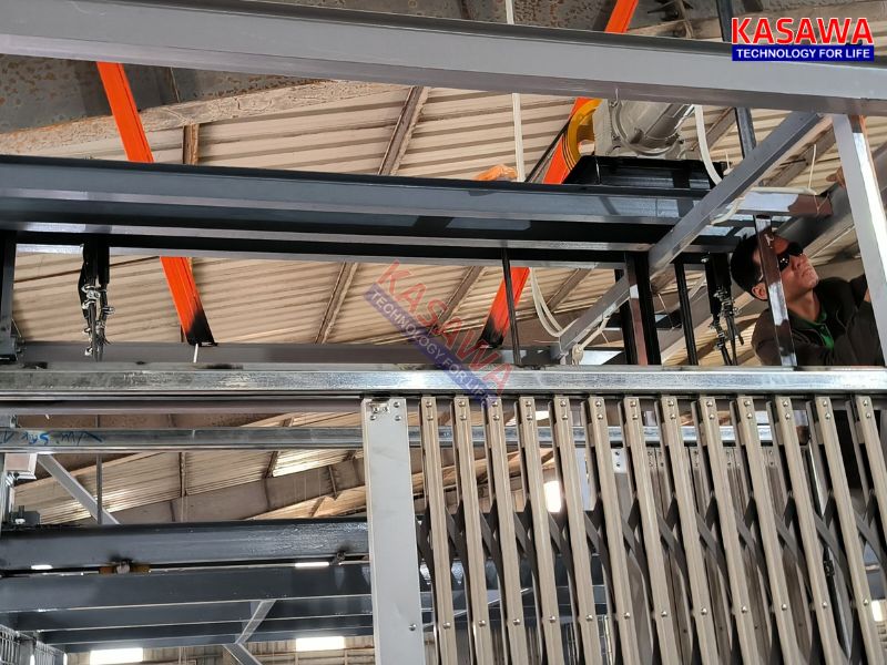 Đối trọng được đặt bên hông của thang nâng hàng