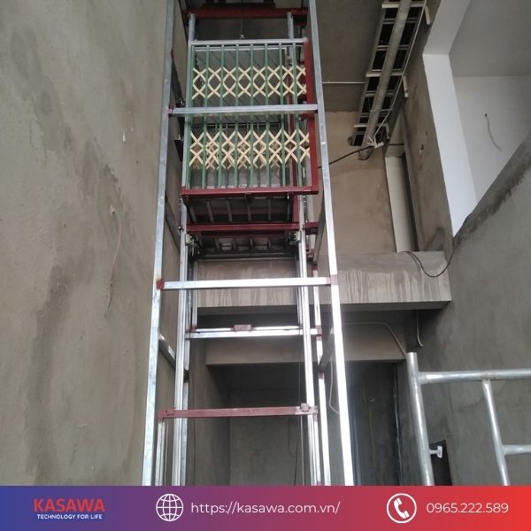 Thang nâng hàng mini có tải trọng đa dạng từ 50kg đến 500kg