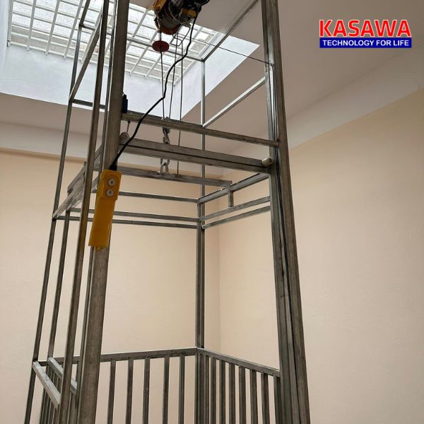 Thang nâng hàng 500kg Kasawa thi công, lắp đặt
