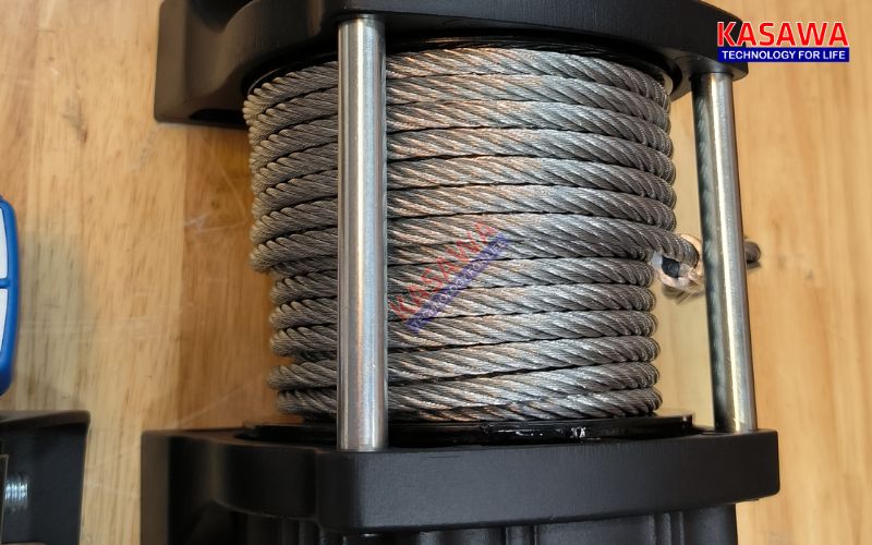Các chi tiết của tời điện 12V rất chắc chắn, đảm bảo an toàn trong quá trình sử dụng