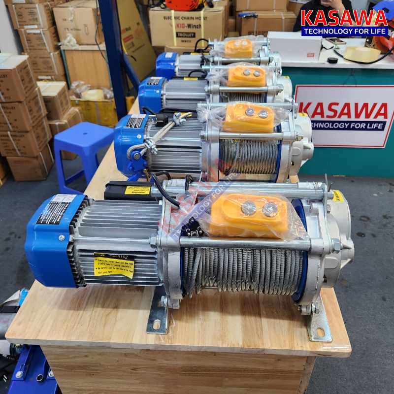 Động cơ 4kw mạnh mẽ, cho khả năng nâng tải vật lên đến 800kg
