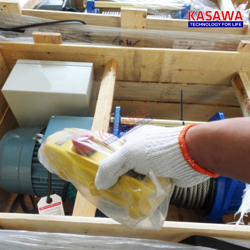 Tay bấm điều khiển chắc chắn, dễ dàng sử dụng