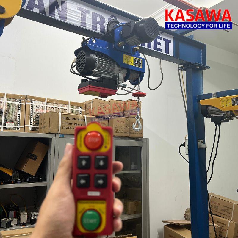 Tay bấm điều khiển từ xa rất dễ dàng thao tác, di chuyển
